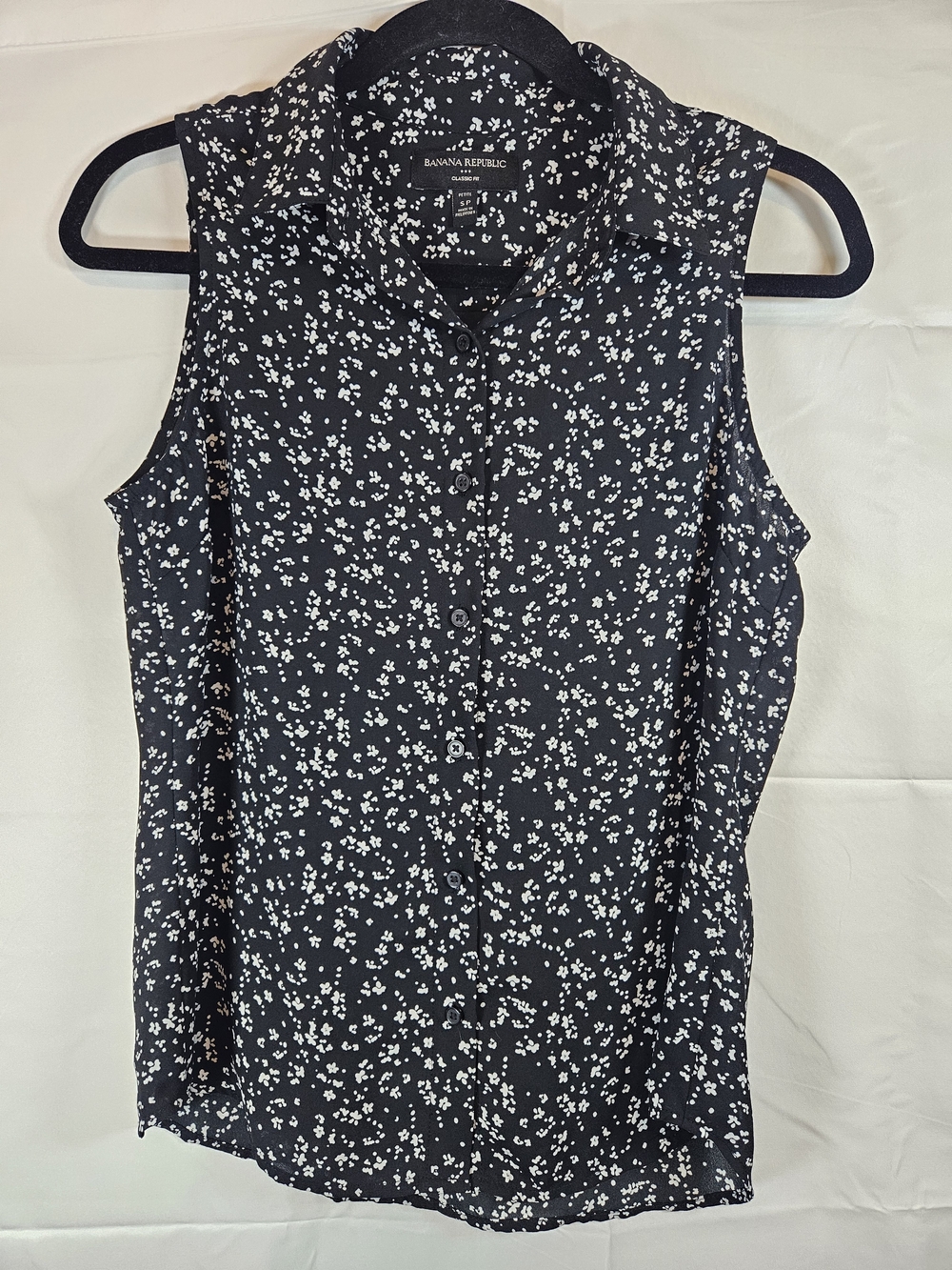 Banana Republic Black & White Sleeveless Button-Down Shirt